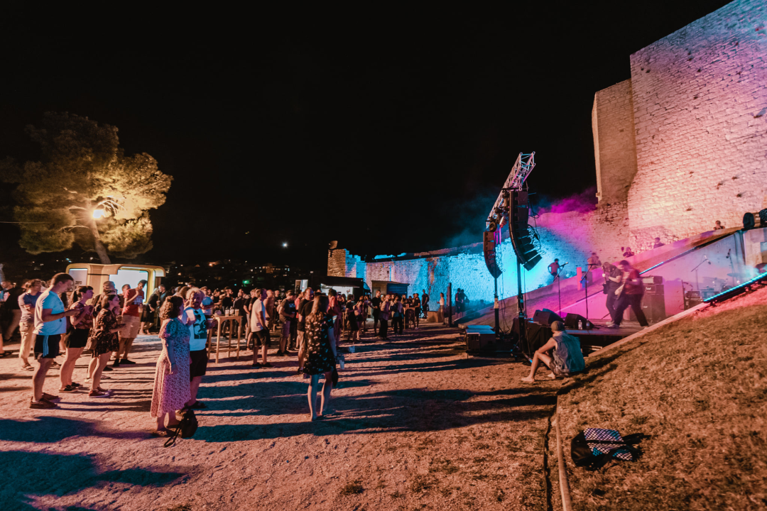 Rock 'n' Roll fešta na tvrđavi sv. Mihovila: Hrpa bendova, odlična glazba i raspoložena publika