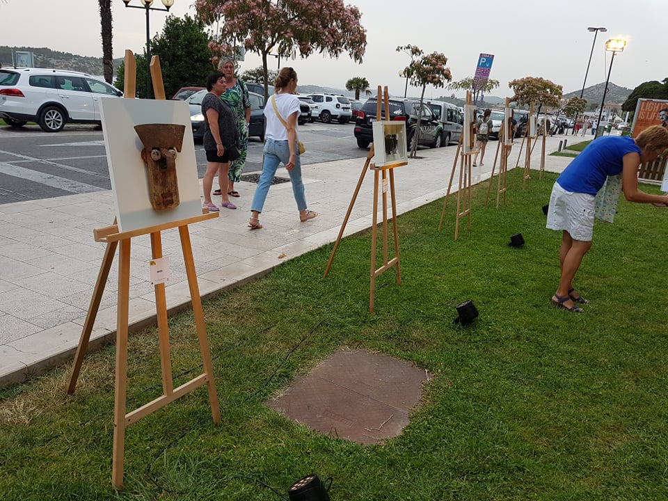 Ispred Azimuta otvorena izložba dvojice kreativaca Lulasa i Grebena: 'Umjetnici nismo, jer su oni svi trknuti, a mi smo baš normalni' 