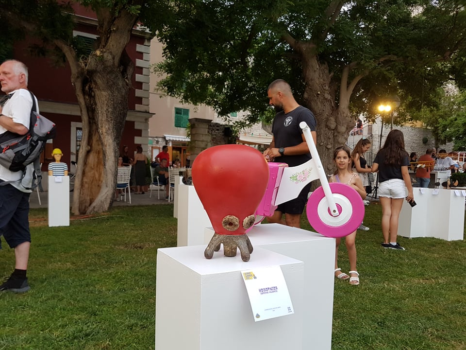 Ispred Azimuta otvorena izložba dvojice kreativaca Lulasa i Grebena: 'Umjetnici nismo, jer su oni svi trknuti, a mi smo baš normalni' 