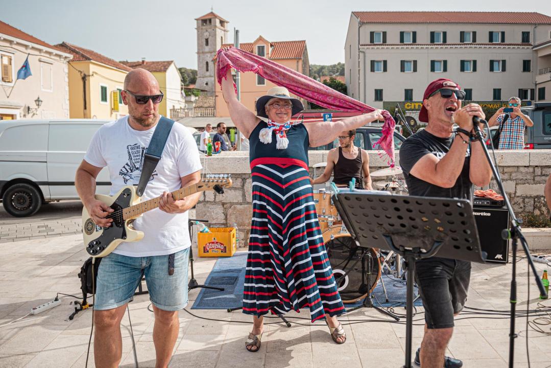 Bend 'Teški osjećaji' nakon deset godina postojanja najavljuje svoj prvi službeni album singlom 'Danas opuštam glavu' 