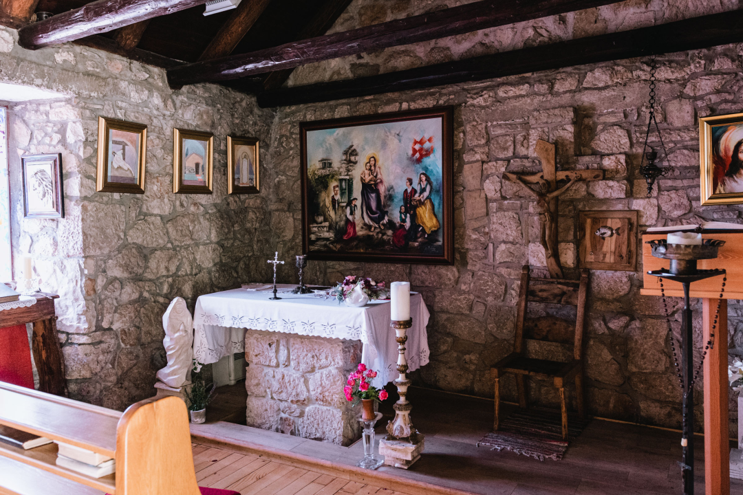 Don Stipe Perkov objavio ‘Razgovore (ne)ugodne puka primoštenskoga’: Riječima su, kao s kamenom, gradili suhozid prošlosti!