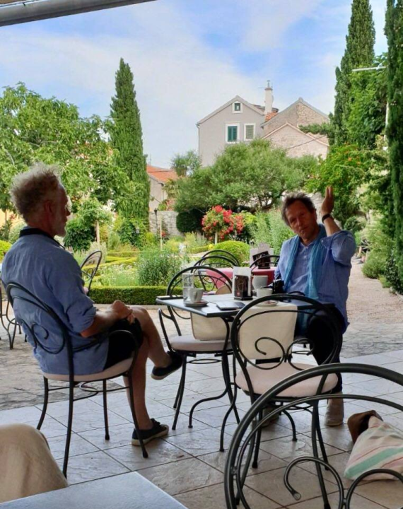 Slavni britanski vrtlar Monty Don snimio emisiju o Samostanskom srednjovjekovnom vrtu sv. Lovre u Šibeniku 