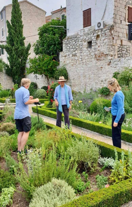 Slavni britanski vrtlar Monty Don snimio emisiju o Samostanskom srednjovjekovnom vrtu sv. Lovre u Šibeniku 