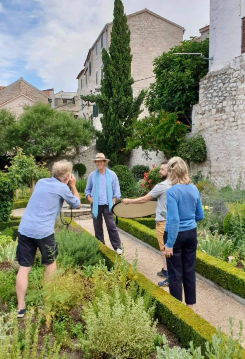 Slavni britanski vrtlar Monty Don snimio emisiju o Samostanskom srednjovjekovnom vrtu sv. Lovre u Šibeniku 