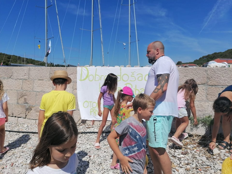 Ribafish dočekan u Prvić Luci: Družio se s djecom i učio ih kako čuvati more