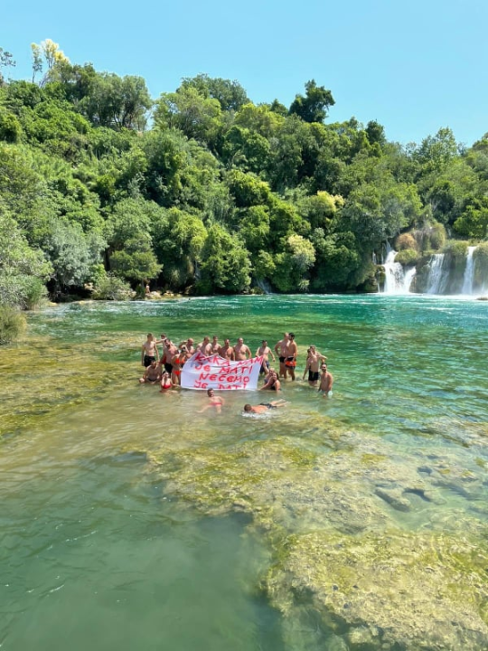 Prosvjedno kupanje na Skradinskom buku: 'Krka nam je mati, nećemo je dati'