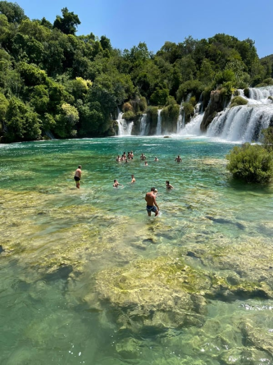 Prosvjedno kupanje na Skradinskom buku: 'Krka nam je mati, nećemo je dati'