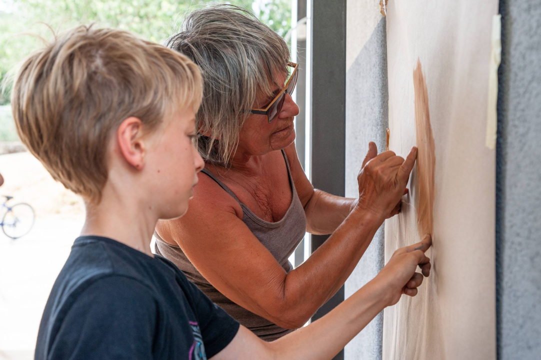 Poznata TV voditeljica na Zlarinu pokrenula radionicu: Djeca oslikavaju vlastite sjene