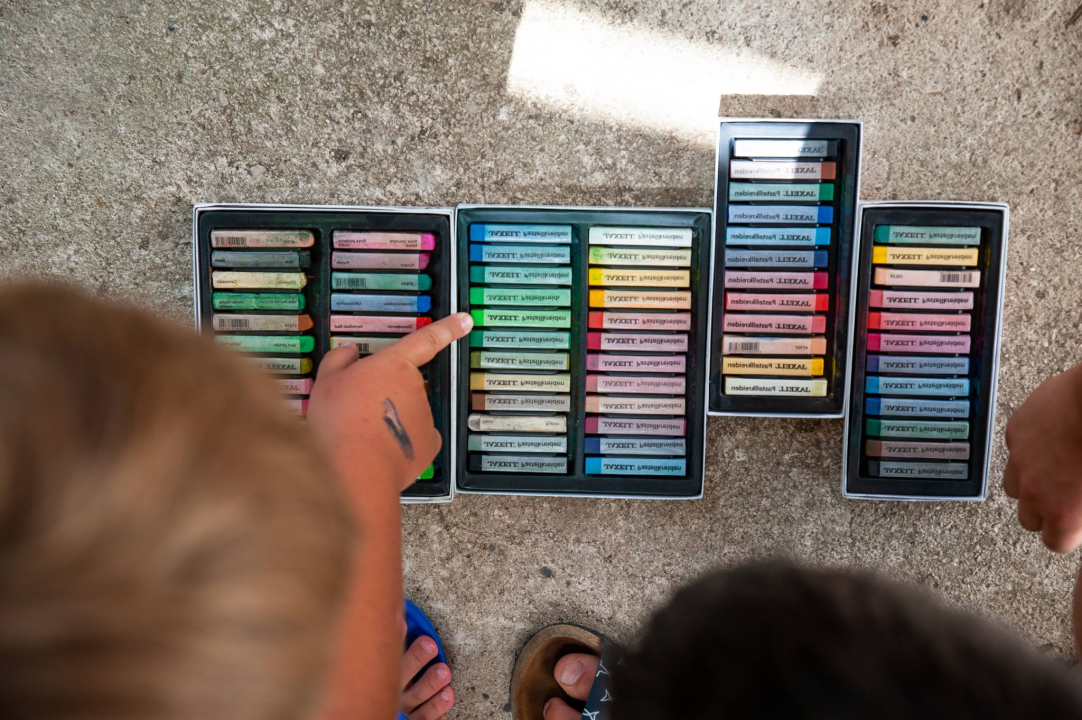 Poznata TV voditeljica na Zlarinu pokrenula radionicu: Djeca oslikavaju vlastite sjene