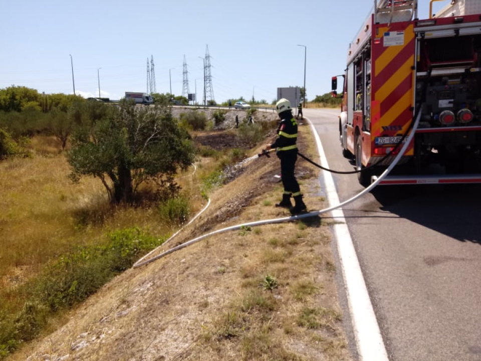 Požar između Dalmarea i Petrola: Vatra ugašena, izgorjelo 200 kvadrata trave i makije