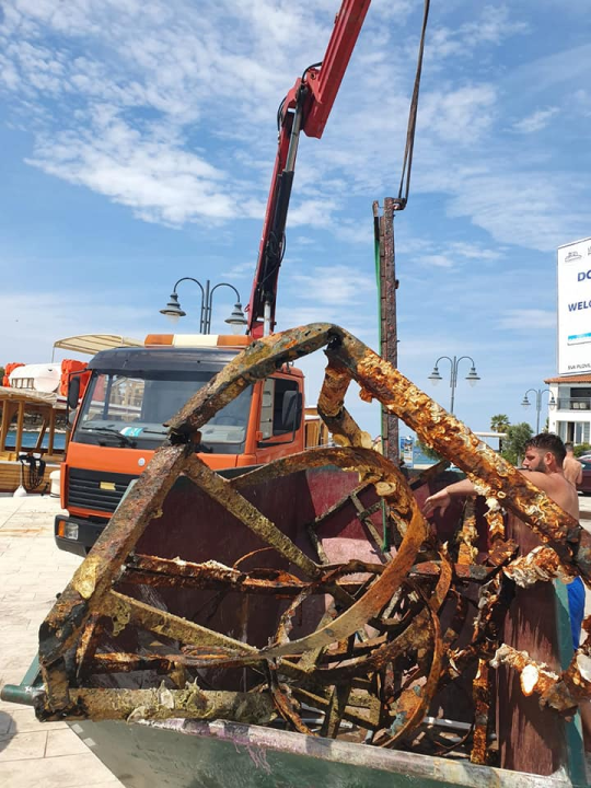 Volonteri iz mora oko Tribunja izronili kontejner smeća: 'Plastika, staklo i pokoja bomba'