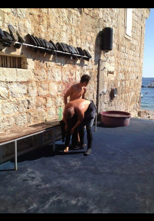 Volonteri iz mora oko Tribunja izronili kontejner smeća: 'Plastika, staklo i pokoja bomba'