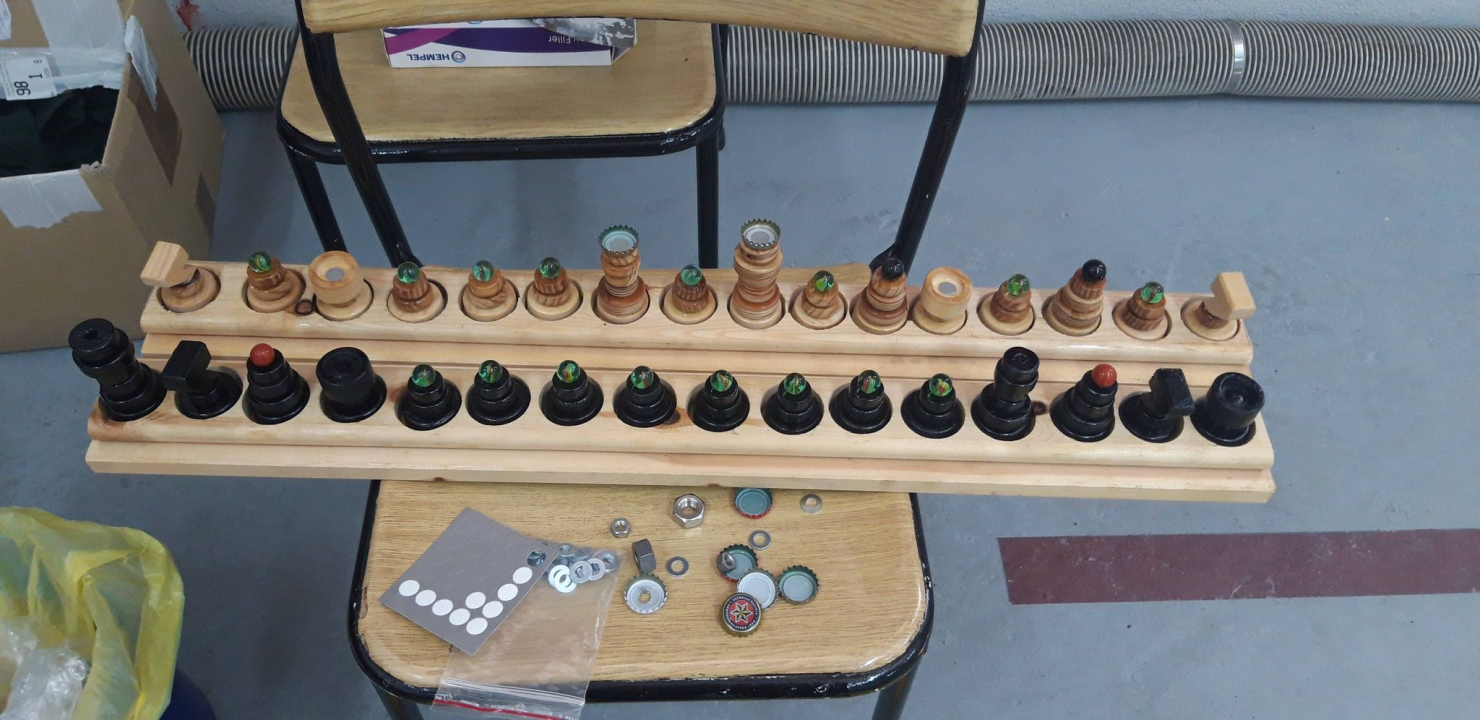 Nikola i Mario svojim rukama izradili figure i ploču pa s mještanima zaigrali uz more