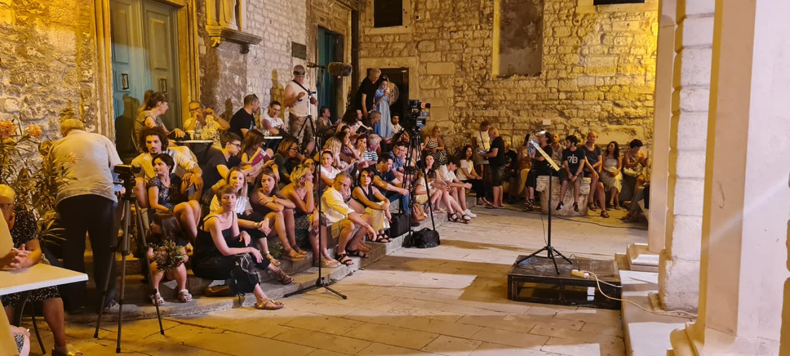 Na skalinama kod Muzeja slušao se Arsen: Gradski komorni orkestar svirao mu je za rođendan