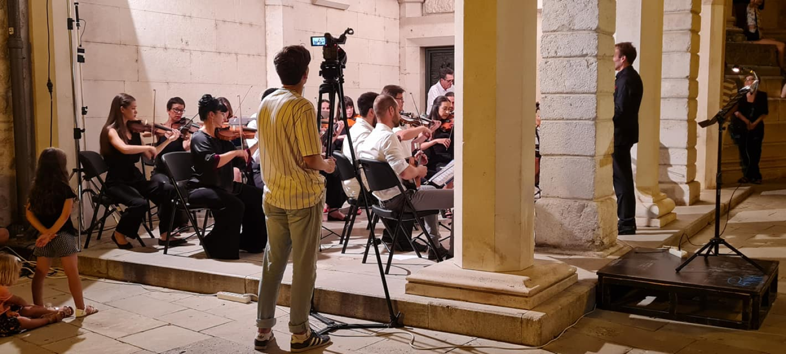 Na skalinama kod Muzeja slušao se Arsen: Gradski komorni orkestar svirao mu je za rođendan