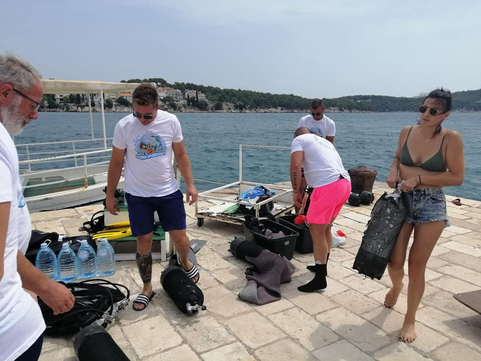 Volonteri iz mora oko Krapnja izronili stotinjak vreća smeća i krupni otpad