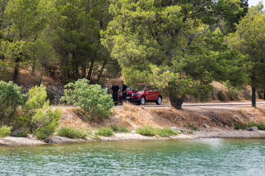 Ugašen požar u Dumbokoj: Kanader napustio požarište, izgorjela borova šuma