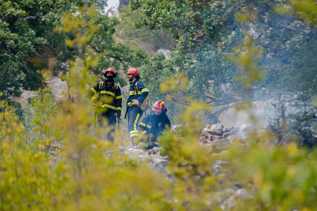 Nakon cijelog dana lokalizirani požari kod Perkovića: Gorjelo na 107 hektara terena