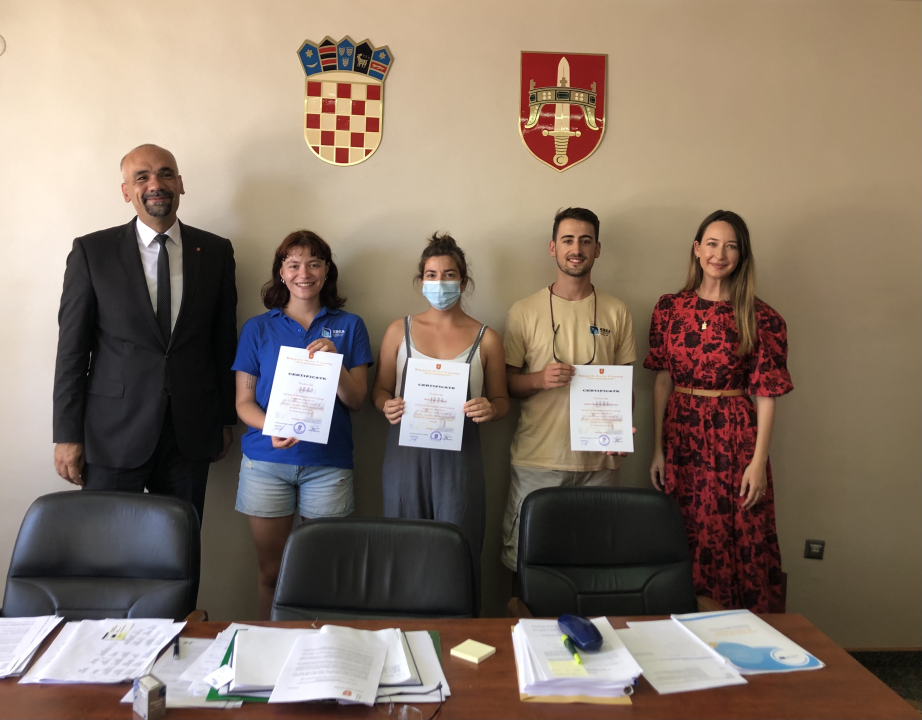 Maria, Sarah i Jerome završili profesionalno i jezično usavršavanje u županiji, popeli se i na Dinaru!