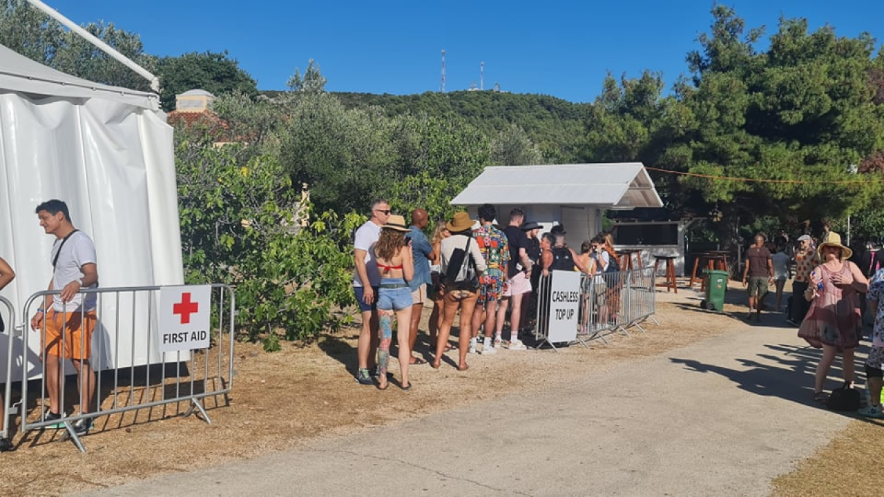 Englezi nahrupili na ples u Tisno: U Gardenu puno toga izgleda kao prava, normalna sezona