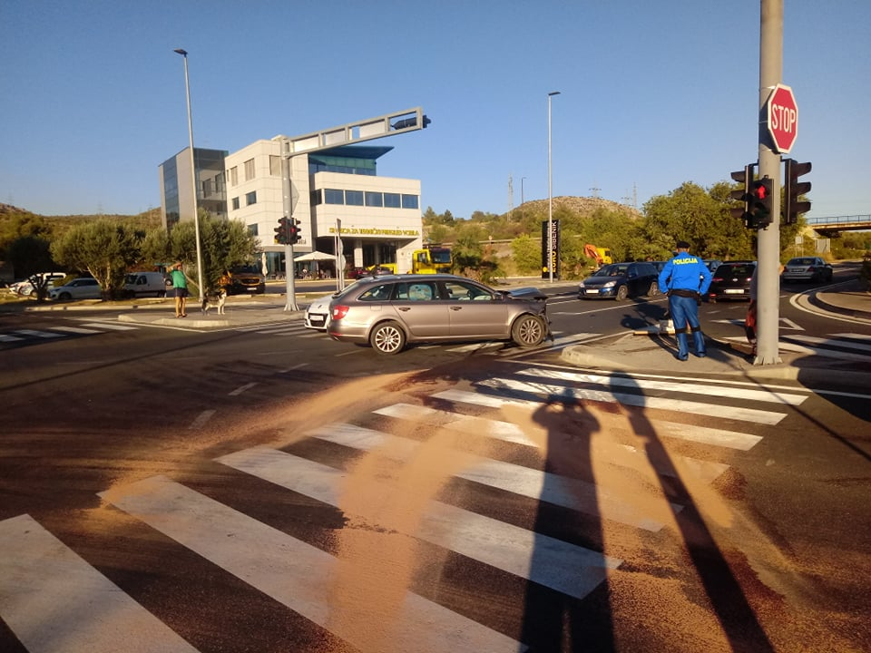 Sudar tri vozila na raskrižju kod Petrola, dvije osobe ozlijeđene