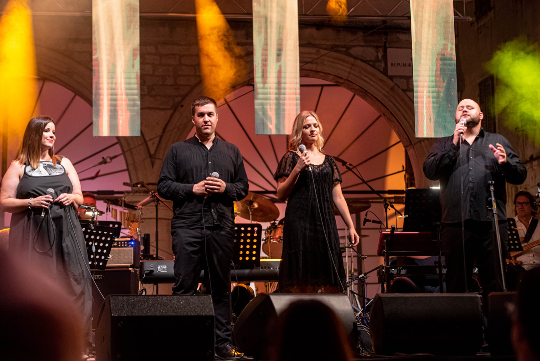 Odijela, ležerne košulje, otkačene kombinacije, svečane haljine: Pogledajte što se nosilo na pozornici 24. Šansone