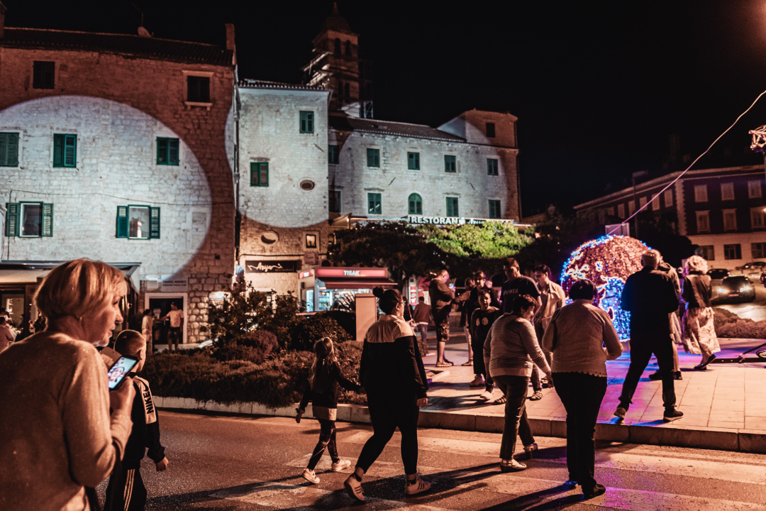 Šibenik zasjao svjetlosnim instalacijama i vatrometom: Na rivi prikazani i filmski kadrovi grada iz 1904. godine