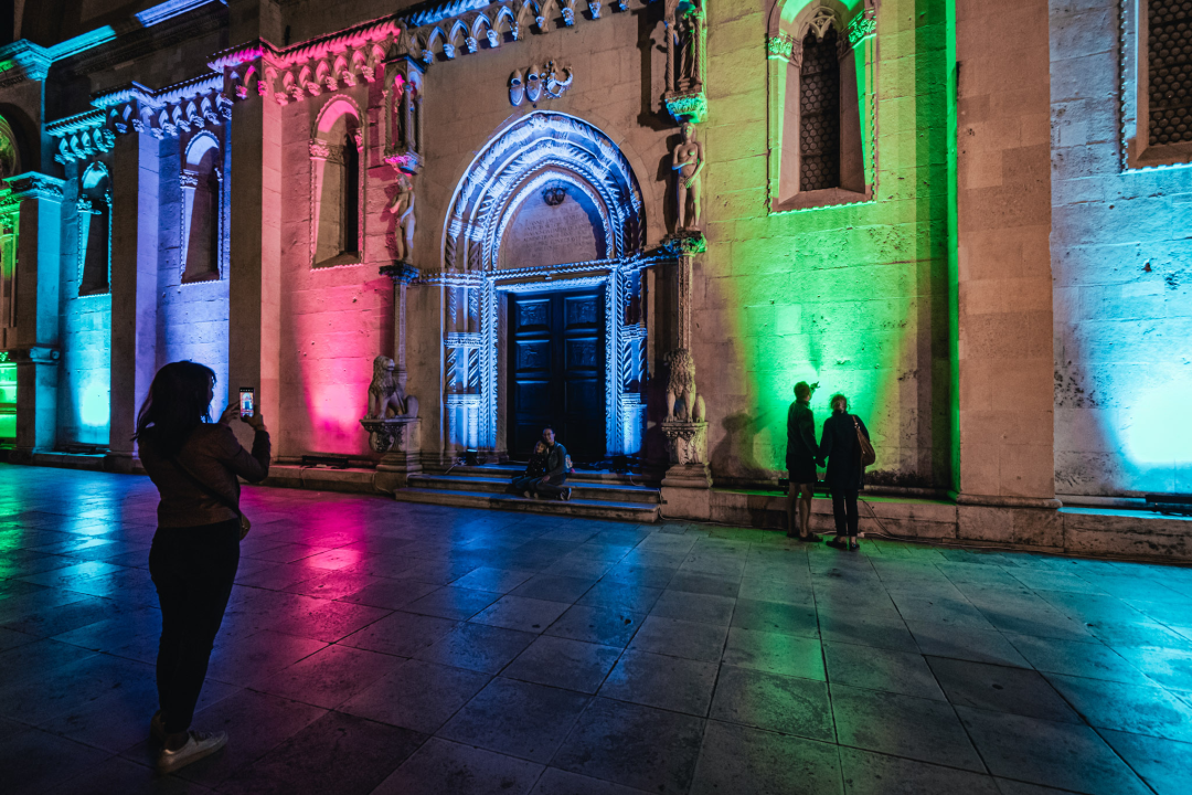 Šibenik zasjao svjetlosnim instalacijama i vatrometom: Na rivi prikazani i filmski kadrovi grada iz 1904. godine