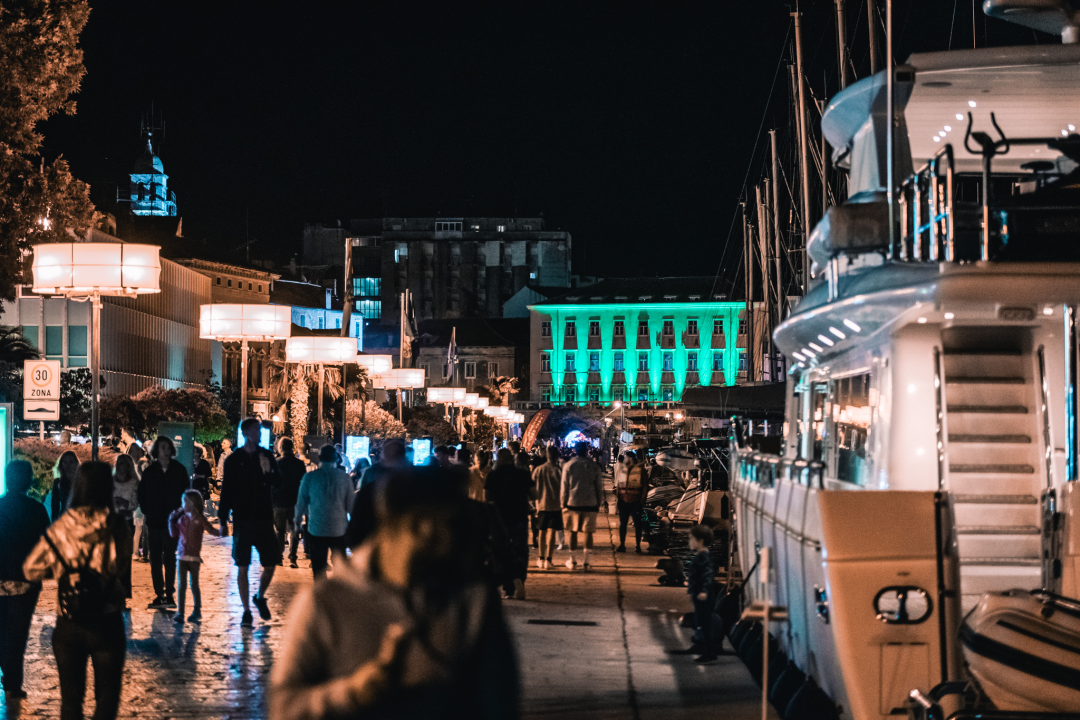 Šibenik zasjao svjetlosnim instalacijama i vatrometom: Na rivi prikazani i filmski kadrovi grada iz 1904. godine
