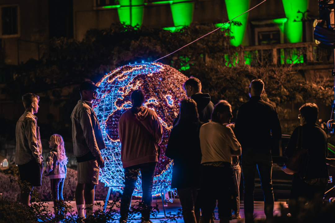 Šibenik zasjao svjetlosnim instalacijama i vatrometom: Na rivi prikazani i filmski kadrovi grada iz 1904. godine
