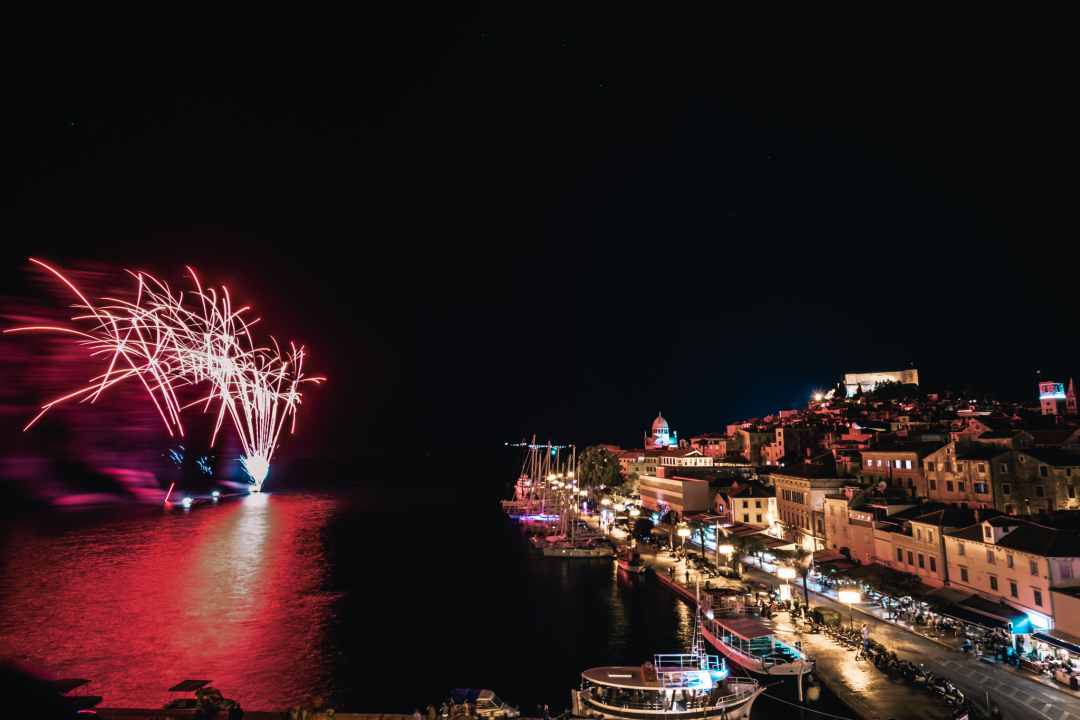 Šibenik zasjao svjetlosnim instalacijama i vatrometom: Na rivi prikazani i filmski kadrovi grada iz 1904. godine