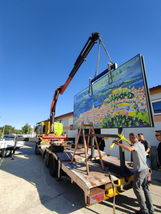 Ulje na platnu slikarice Lane Martinović Čala: Postavljena tabla dobrodošlice uz cestu na Lozovcu