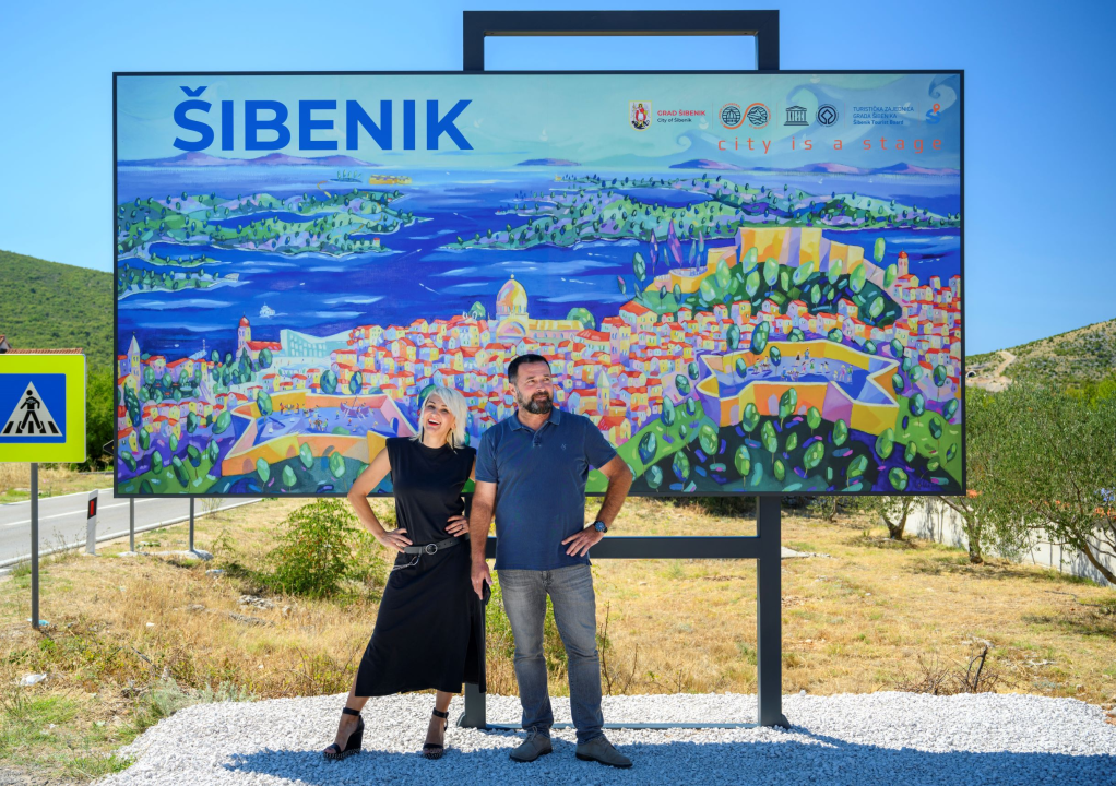 Ulje na platnu slikarice Lane Martinović Čala: Postavljena tabla dobrodošlice uz cestu na Lozovcu