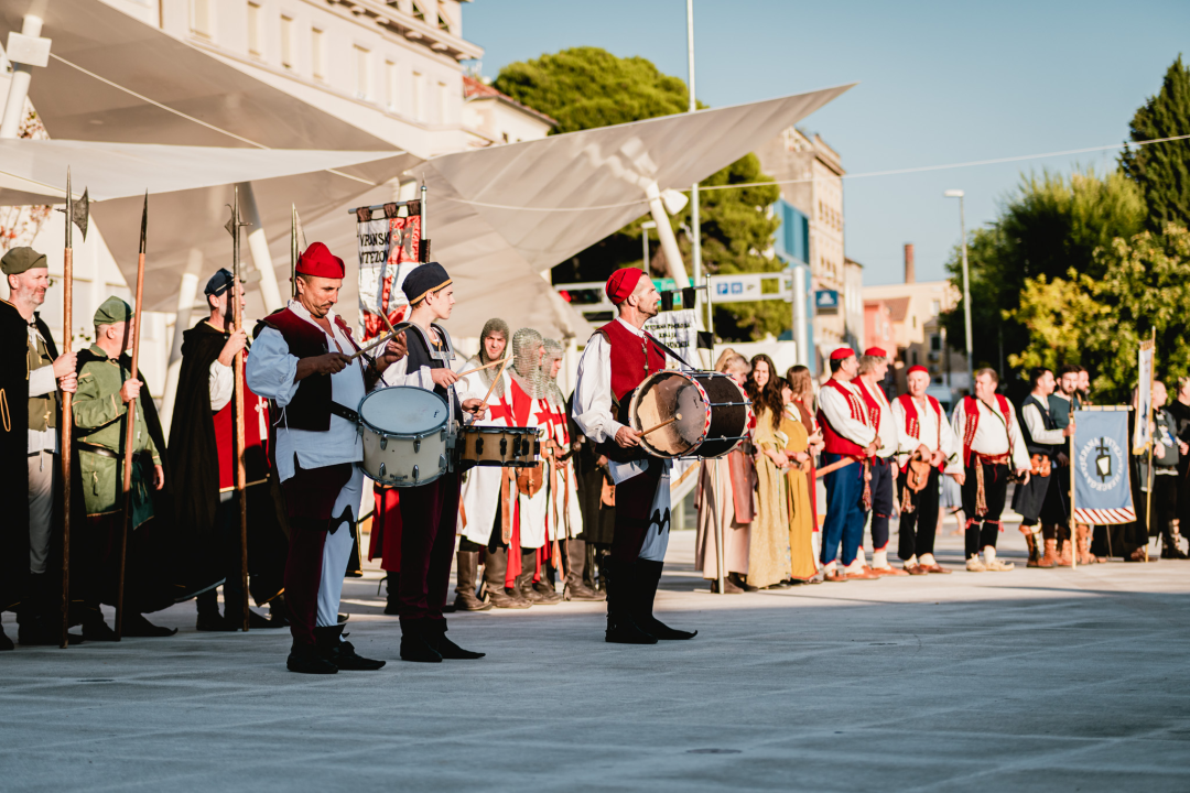 Šibenik se vratio u srednji vijek: Gradska straža i vitezovi kod katedrale ‘upali’ na vjenčanje!
