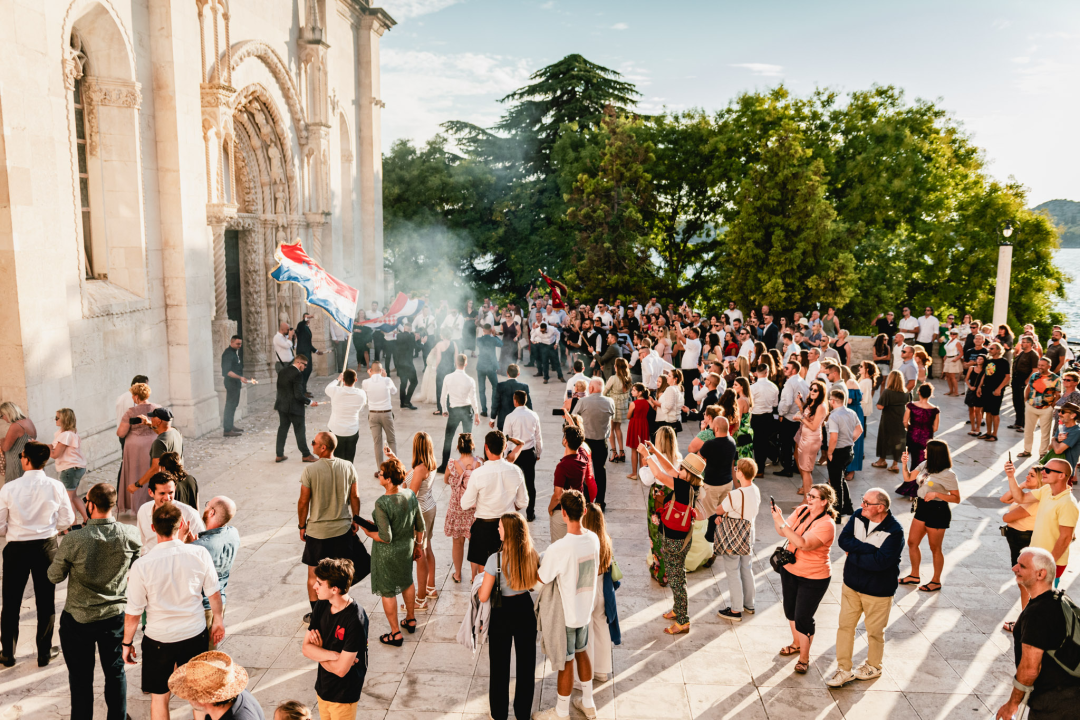 Šibenik se vratio u srednji vijek: Gradska straža i vitezovi kod katedrale ‘upali’ na vjenčanje!