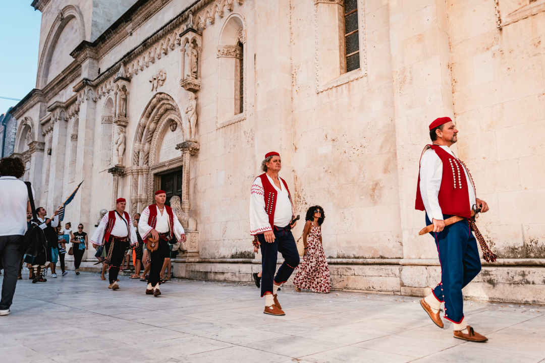 Šibenik se vratio u srednji vijek: Gradska straža i vitezovi kod katedrale ‘upali’ na vjenčanje!