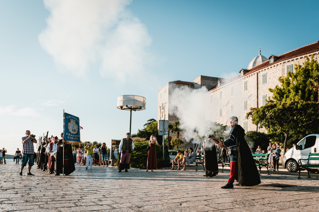 Šibenik se vratio u srednji vijek: Gradska straža i vitezovi kod katedrale ‘upali’ na vjenčanje!