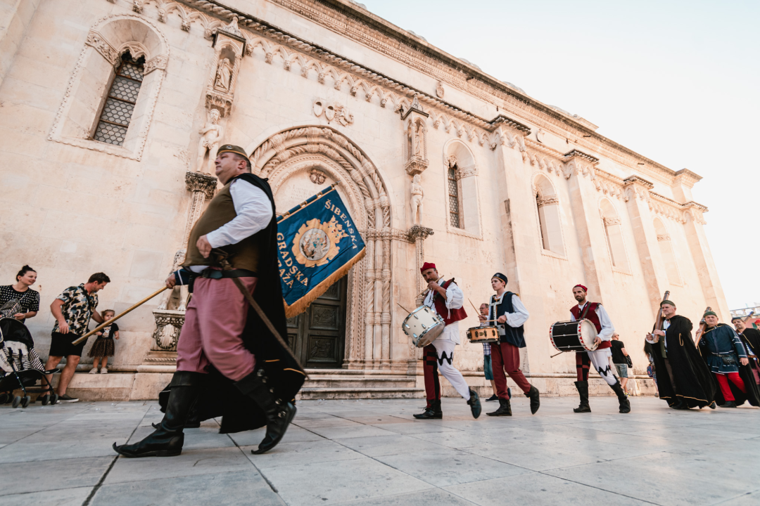 Šibenik se vratio u srednji vijek: Gradska straža i vitezovi kod katedrale ‘upali’ na vjenčanje!