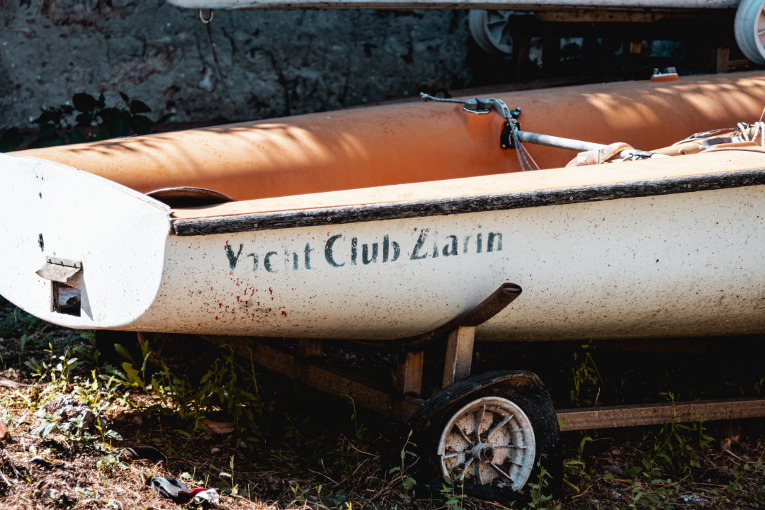 Na Zlarinu vrijeme sporije teče: Ljudi su po kafićima, sunčaju se, rade na brodovima...ključna riječ je 'pomalo'!