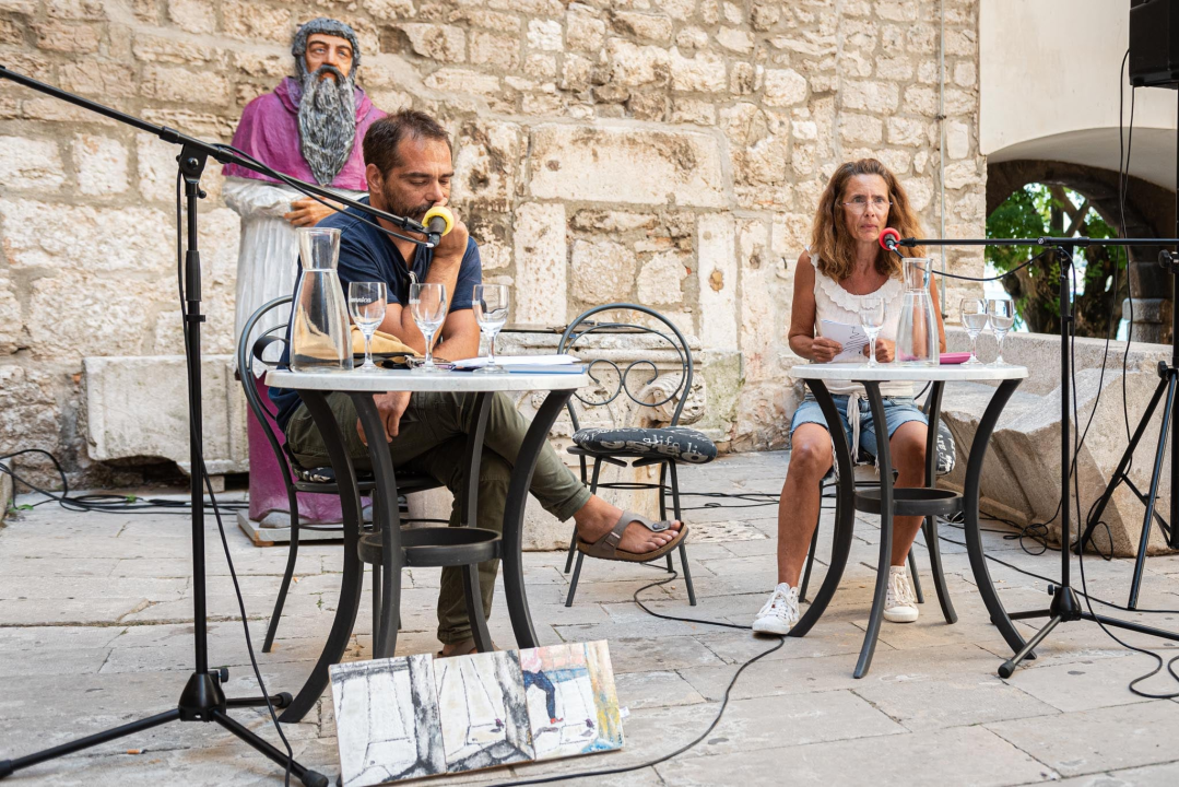 Pjesnici i pisci šibenskog kraja zablistali pored krstionice: Stihovi i kratke priče uz jutarnju kavu