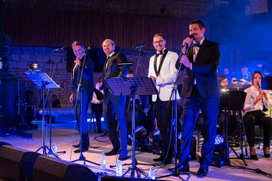 Šibenska narodna glazba i 4 tenora raspjevali publiku za kraj sezone