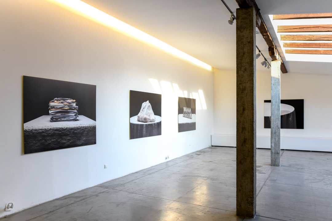 Ivan Buvinić ogolio osobne traume izložbom fotografija: 'Obiteljski stol svjedok je ljudskih odnosa' 