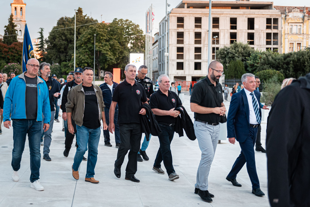 Fotogalerija mimohoda branitelja šibenskim ulicama do tvrđave sv. Mihovila