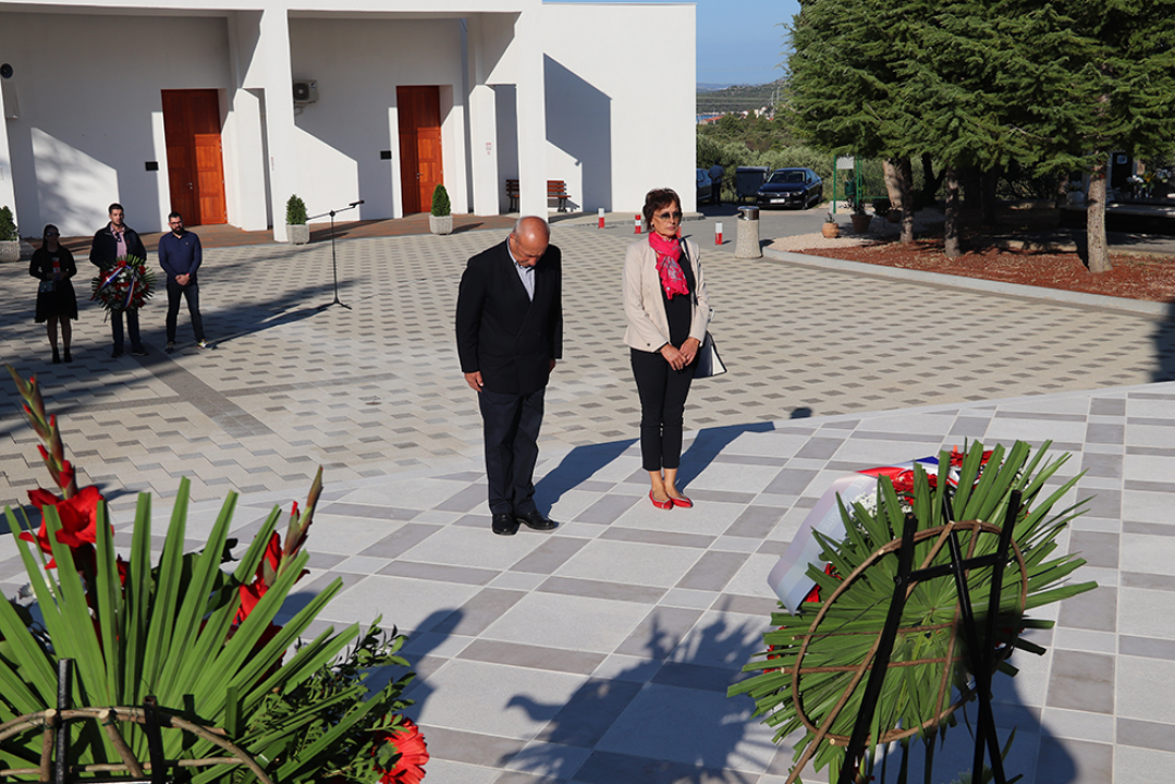 Na Kvanju položeni vijenci i zapaljene svijeće za sugrađane koji su kroz povijest dali doprinos za Šibenik