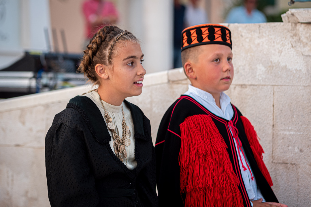 Brončana skulptura stare gradske jezgre Zvonimira Vile pred gradskom upravom: 'Uhvaćen je labirintski osjećaj grada, jedinstven za Šibenik'