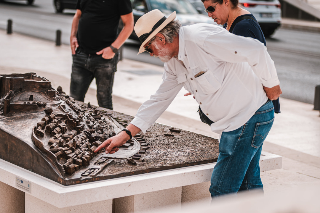 Nakon svečanog otkrivanja, uslijedilo je detaljno proučavanje: 'Dobro je to napravljeno, ali ovakva stvar treba na Poljanu' 