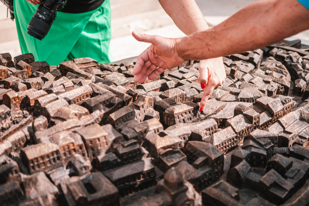Nakon svečanog otkrivanja, uslijedilo je detaljno proučavanje: 'Dobro je to napravljeno, ali ovakva stvar treba na Poljanu' 