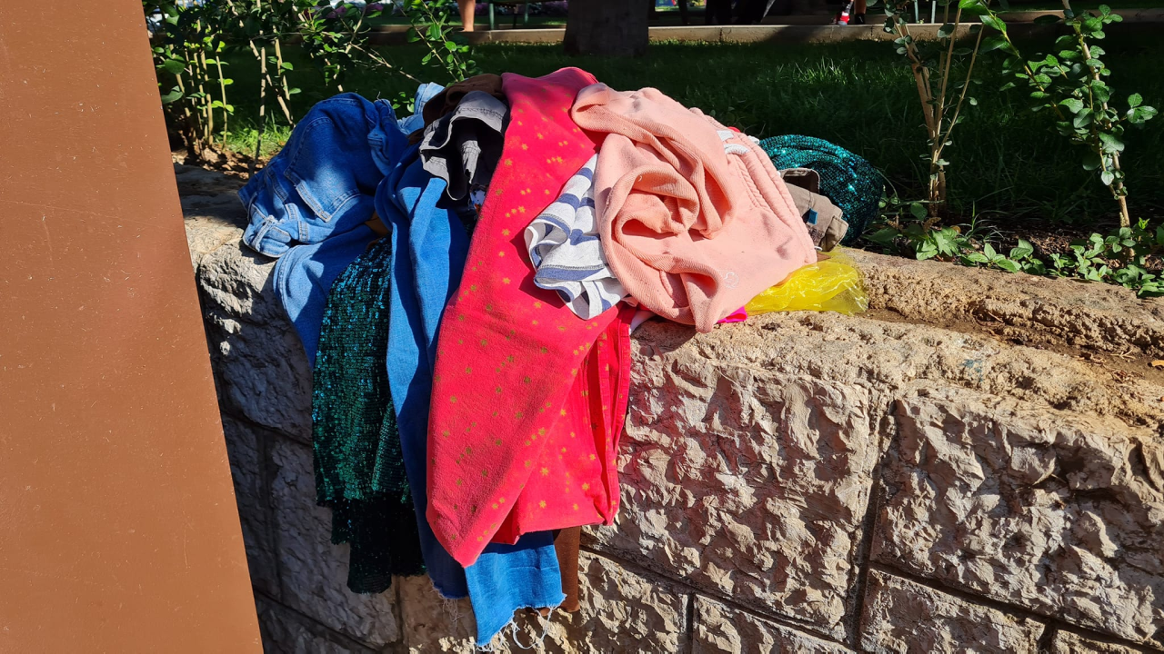 Stara roba kipi iz kontejnera po Šibeniku: Tekstilna industrija je ogroman problem u cijelom svijetu