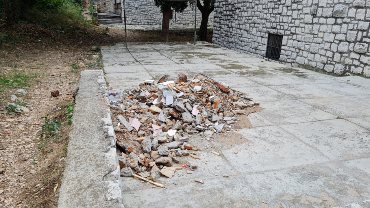 Na Baldekinu preuredili wc pa građevinski otpad bacili na trgić i tako stoji već dva tjedna