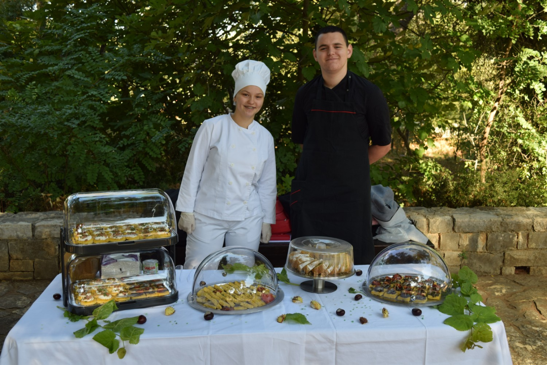 Šibenski srednjoškolci na Skradinskom buku predstavili koktel 'Tekući smaragd'